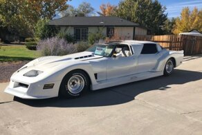 Кастомный четырехдверный Chevrolet Corvette, который больше похож на Бэтмобиль