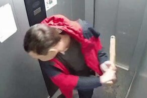 Пьяный красноярец не смог "договориться" с лифтом и избил его битой