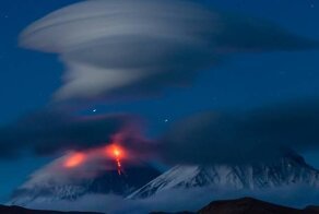 Ключевской вулкан начал швыряться лавовыми бомбами и попал на видео 