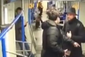 Певец в метро брызнул пассажиру баллончиком в лицо за то, что тому не понравилось его пение