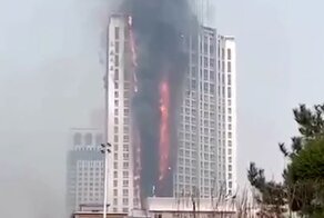 В Китае сгорел 110-метровый небоскреб