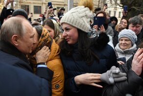 "Он так и не позвонил": девушка, попросившая Путина взять ее в жены, рассказала о своей жизни