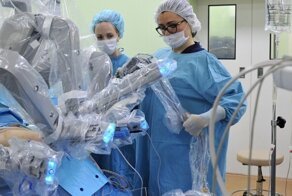 Врачи избавили пациента от редкой патологии при помощи робота-хирурга Da Vinci