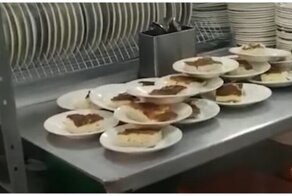 Учительница обвинила работников школьной столовой в выдаче недоеденных другими детьми блюд