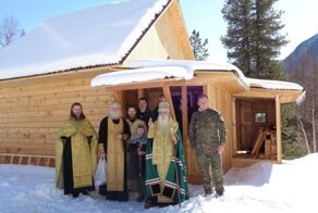 После освящения избы митрополитом Корнилием Агафья Лыкова справила новоселье в доме от Дерипаски