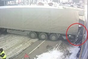 Охранник спас коллегу от неминуемой гибели за секунду до тарана фурой