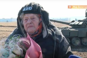 «Железная бабушка» попробовала себя в качестве мехвода, прокатившись на Т-72Б