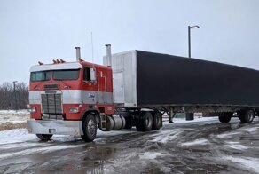 Оптимус Прайм без сверхспособностей: Freightliner 1987 года из фильма «Бамблби»