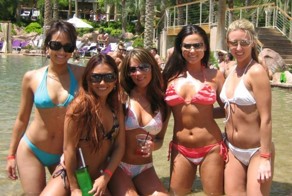 Сексуальные девушки в открытых купальниках у бассейнов (54 фото)