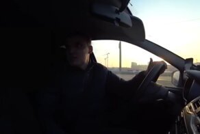 Таксист устроил истерику из-за открытой пассажирами банки энергетика