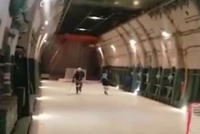 Российские военные залили каток на борту Ан-124 и сыграли в хоккей во время полета