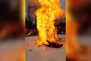 "Скорую вызывайте!": на празднике проводов зимы каскадер едва не загорелся, поджигая Масленицу