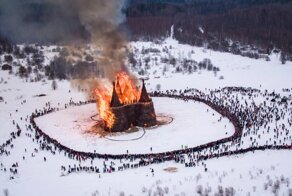 В Калуге на Масленицу сожгли огромный "замок корона-людоеда"