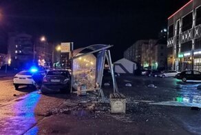 Авария дня. Автомобиль такси после ДТП влетел в остановку
