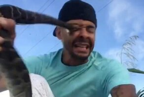 Заклинатель змей едва не лишился глаз после укуса питона