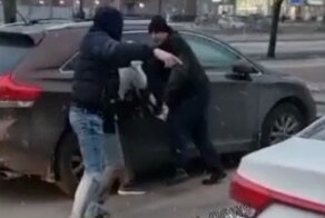Прохожие в Петербурге поколотили мигрантов, которые пытались отобрать телефон у девушки