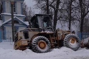 Разнося вдребезги крыльцо, пермяк ковшом трактора хотел достучаться до неверной жены