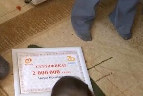 В Казахстане чиновники подарили многодетной матери сертификат на два миллиона, который оказался липовым