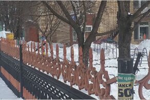 Счастливое детство: российский детский сад обнесли колючей проволокой