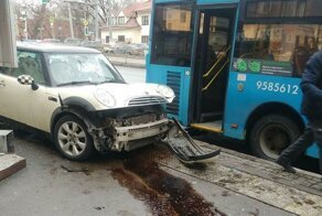 Авария дня. В Москве девушка на MINI влетела в автобус, высаживавший пассажиров