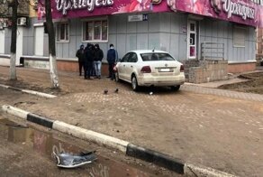 В Твери автомобиль после ДТП вылетел на тротуар и сбил девушку