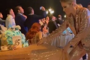 Посетив мероприятия в качестве ведущей, Собчак оказалась похожей на скатерть