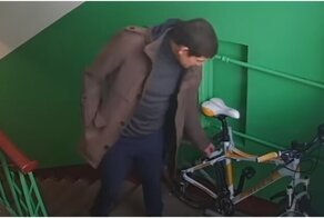 Наглый велосипедный вор попал в объектив камер видеонаблюдения