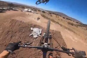 Горный велосипедист разыграл целое представление с падением, чтобы удивить свою девушку