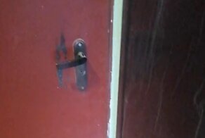 Сосед бабушки не смог попасть к себе домой из-за ее новой двери