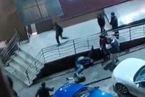 Толпа кавказцев напала на мужчину с маленьким ребёнком из-за замечания