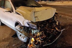 Момент столкновения автобуса и кроссовера в Омске