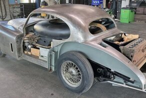 Голый кузов и кучка запчастей: 65-летний Jaguar продали за внушительную сумму