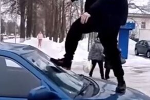 Россиянин разбил арестованную за долги машину на глазах у инспекторов ДПС