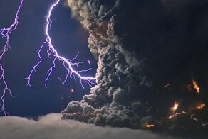 В Исландии красочно и мощно заявил о себе вулкан Фаградалсфьядль