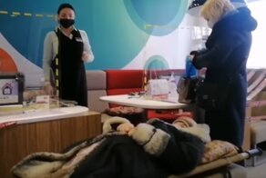 Суперсервис: пенсионерку принесли в банк на носилках