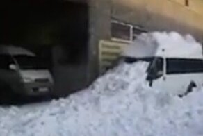 Сам себя наказал: в Южно-Сахалинске микролавина помяла микроавтобус