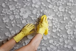 Как правильно выводить пятна с обоев