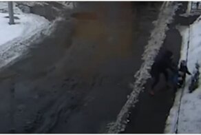 В Ярославле мама спасла ребёнка от падающей с крыши снежной массы