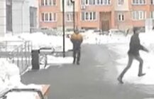 Мужчина с ребёнком чудом увернулись от летящего листа металла