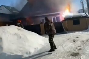 Из-за упавшего на дом электрокабеля пожар закончился фейерверком