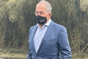 Сергей Лавров посетил Китай в маске с надписью FCKNG QRNTN