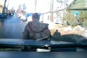 Пьяный мужчина бросился на капот автомобиля, чтобы потребовать деньги за "травму"