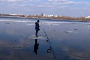 В Киеве рыбак спиннингом подсёк и вытащил на берег льдину с ребёнком