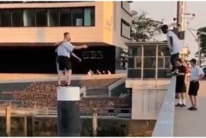 Любители паркура развлекаются