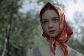 Настенька из сказки "Морозко" живет в одиночестве, делает уколы красоты и наслаждается покоем