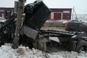 Авария дня. Быстрый водитель тягача попал в ДТП в Новосибирске