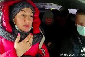 «Чтоб ты сдох, мразь»: нижегородка устроила скандал в такси за отказ везти ее детей без кресел