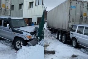 На Камчатке контейнеровоз не смог преодолеть скользкий подъем и расплющил внедорожник