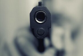 «Всё, н***й, я увольняюсь!» вежливый мужчина с пистолетом ограбил офис микрозаймов