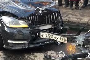 Водитель Mercedes на севере Москвы сбил на тротуаре двух женщин и сбежал